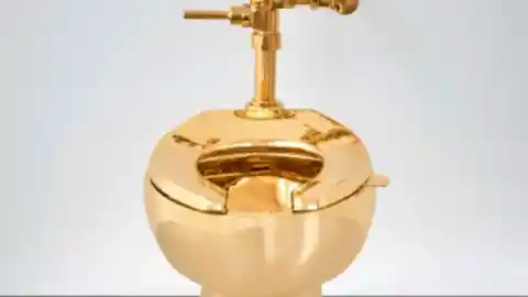 Imagen 1 de Millones por el váter: un inodoro de oro del artista Maurizio Cattelan se vende por 12,1 millones de dólares