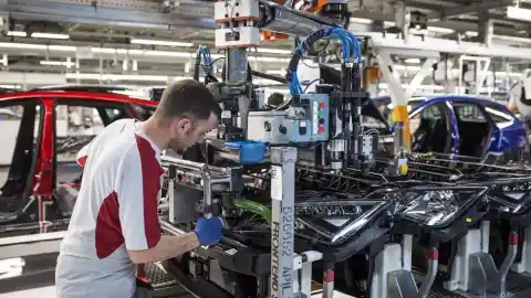 Imagen 1 de Los fabricantes de coches anticipan un año más débil que 2024 tras registrar un nuevo 'pinchazo' en octubre