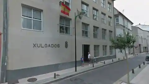 Imagen 1 de Condenados dos porteros de un pub de Sanxenxo por agredir a un joven que quiso sacar una copa del local