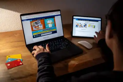 Imagen 1 de Los jóvenes con menos recursos reciben el doble de anuncios para ganar “dinero fácil” en las redes sociales