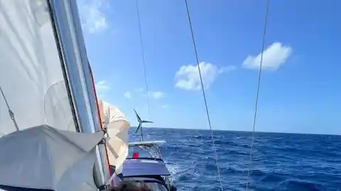Imagen 1 de Pablo Berruezo, el ingeniero español que está dando la vuelta al mundo en velero solo: “No duermo más de 30 minutos seguidos para controlar que todo esté bien”