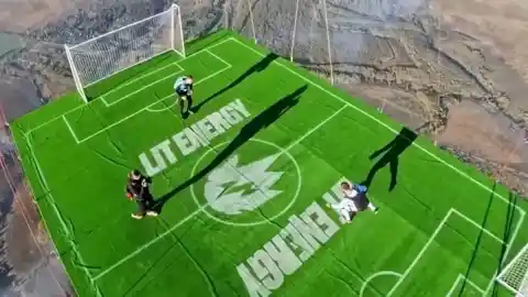 Imagen 1 de Nuevo récord mundial: primer partido de fútbol en globo a 1.800 metros de altura