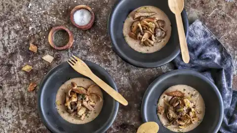 Imagen 1 de Prepara una reconfortante crema de garbanzos con butifarra negra y setas encurtidas