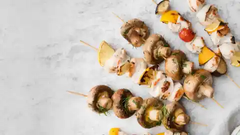 Imagen 1 de Brochetas de champiñones al Jerez con dátiles: un entrante económico y fácil para reuniones navideñas