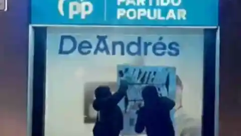 Imagen 1 de Las juventudes de Sortu reivindican el ataque a la sede del PP en Bilbao y los populares señalan a Otegi: "Te vamos a pasar la factura"