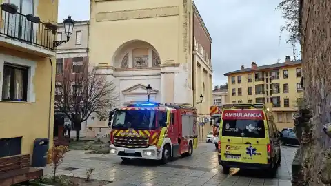 Imagen 1 de Una profesora, herida en la cabeza tras caerse el falso techo de un colegio en Soria