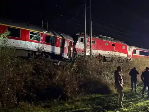 Imagen 1 de Decenas de heridos, tres de ellos graves, tras chocar dos trenes en Eslovaquia