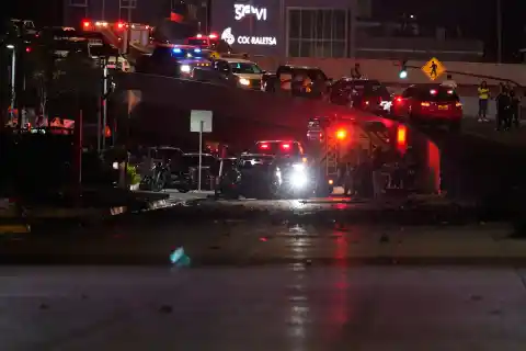 Imagen 1 de Regresar al lugar del atentado bajo la amenaza de nuevos ataques en Guayaquil