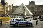 Imagen 1 de La policía francesa, sobre la noticia de las detenciones por el robo en el Louvre: "Con la filtración de esta información, ahora será más difícil recuperar las joyas"