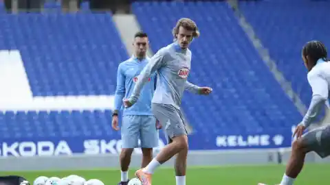 Imagen 1 de Mendizorroza y la mesa en la que se sienta el Espanyol