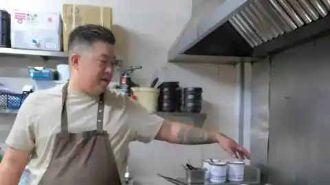 Imagen 1 de Dejó la alta cocina para ocuparse del restaurante de sus padres: así reinventa Kiwon Kim Lee la comida coreana en Gracia
