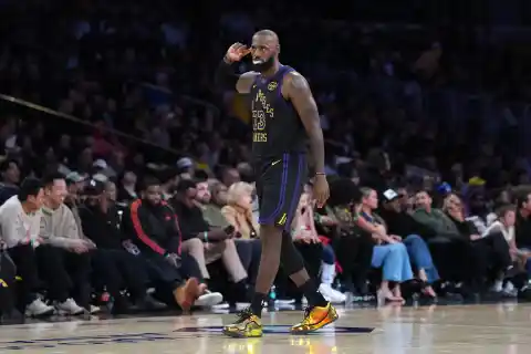 Imagen 1 de LeBron James estrena con nota y victoria su 23ª temporada de récord en la NBA