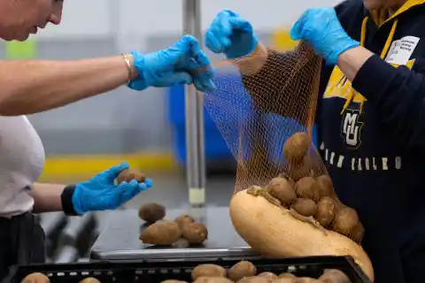 Imagen 1 de Dos jueces ordenan que el Gobierno continúe pagando los cupones de alimentos de millones de personas pese al cierre de la Administración
