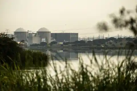 Imagen 1 de Las eléctricas y la empresa catalana presionan a Junts y ERC para influir al Gobierno con la prórroga nuclear