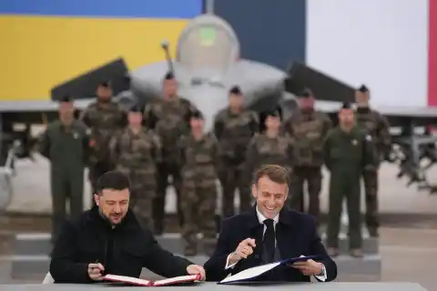 Imagen 1 de Zelenski y Macron firman un acuerdo “histórico” para armar a Kiev tras la guerra