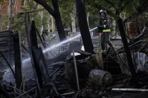 Imagen 1 de Desalojado el asentamiento del Pont de Calatrava de Barcelona que se incendió