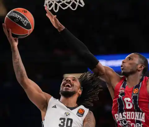 Imagen 1 de El Baskonia logra ante la Virtus una nueva victoria y suma ya cuatro consecutivas tras un horrible inicio de temporada