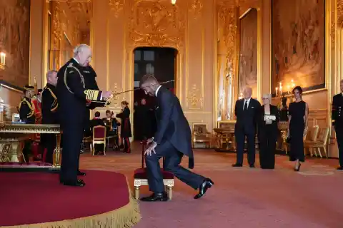 Imagen 1 de David Beckham se arrodilla ante al rey Carlos III para ser nombrado oficialmente caballero