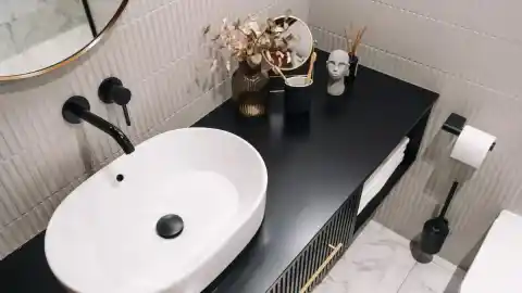 Imagen 1 de Adiós al blanco: esta selección de accesorios negros para el baño aporta un toque elegante y cuidado