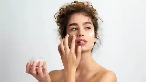 Imagen 1 de Las pieles grasas adorarán esta crema con ácido succínico: elimina las imperfecciones, controla el brillo y minimiza los poros