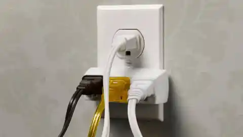 Imagen 1 de La solución que necesitas para enchufar seis dispositivos a la vez y en el mismo lugar es este accesorio de pared rebajado