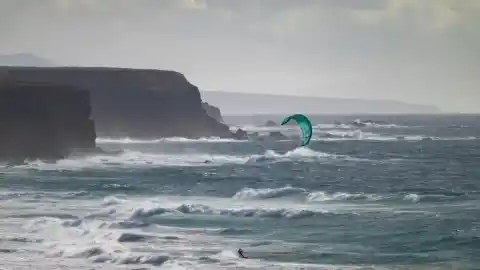 Imagen 1 de La borrasca 'Claudia' mantiene activos los avisos en una treintena de provincias por viento, olas, lluvia y tormenta