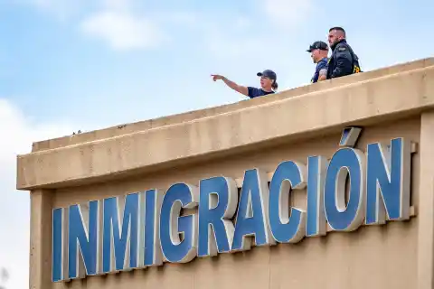 Imagen 1 de “Todos los negros son extranjeros para mi gente”: el silencio del ICE ante su funcionario en Dallas que lleva una cuenta de X supremacista