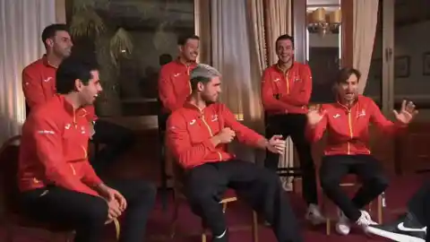 Imagen 1 de Las discrepancias de Carlos Alcaraz y Álex Corretja sobre los 'looks' de los jugadores: "No quiero decirlo, pero es demasiado mayor"