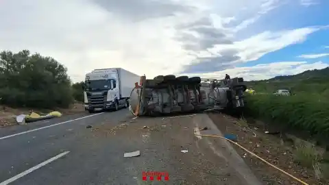 Imagen 1 de Reabierta la AP-7 en l'Ampolla después de un fin de semana cortada por el vuelco de un camión cisterna