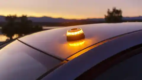 Imagen 1 de La baliza V-16 con geolocalización más barata que nunca hemos visto: aprobada por la DGT y obligatoria en 2026