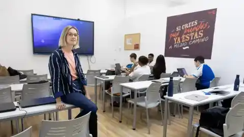 Imagen 1 de El chaval disruptivo de ultraderecha y la ‘chica chill’: el debate político erupciona en la ESO