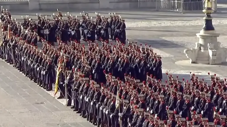Imagen 1 de El Rey entrega el Toisón de Oro a la reina Sofía, Felipe González y a los padres de la Constitución