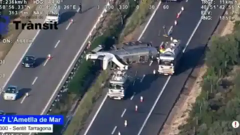 Imagen 1 de Cortada la AP-7 sigue en L'Ampolla para retirar un camión accidentado