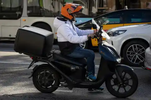 Imagen 1 de Barcelona dará 600 euros para comprar ciclomotores eléctricos a quien desvalije uno de combustión