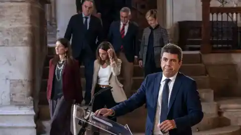 Imagen 1 de La oposición denuncia la “poca claridad” del anuncio de dimisión de Carlos Mazón y critica que siga como diputado