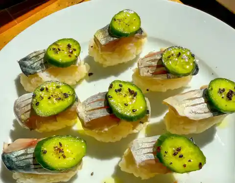 Imagen 1 de Caballa curada en sal y vinagre y todo lo que puedes hacer con ella