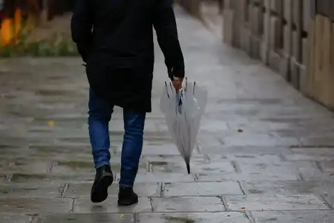 Imagen 1 de La Aemet activa aviso rojo por lluvias torrenciales y posibles inundaciones en el litoral de Huelva