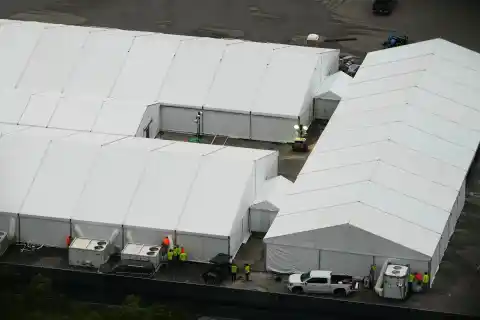Imagen 1 de La Administración Trump recurre a la Marina para construir nuevos centros de detención de migrantes