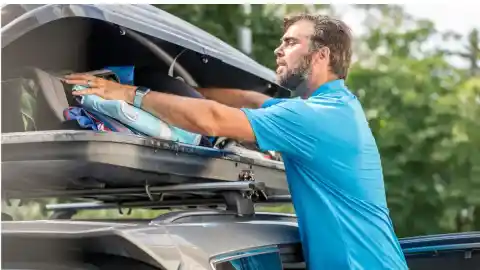 Imagen 1 de Ni sillas ni escaleras para alcanzar el techo del coche: este pequeño accesorio es todo lo que necesitas