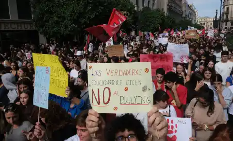 Imagen 1 de Miles de estudiantes salen a la calle para protestar contra el ‘bullying’: “Esto no es un juego de niños”