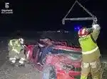 Imagen 1 de Dos muertos y tres heridos tras caer un coche por un barranco en Benassal (Castellón)