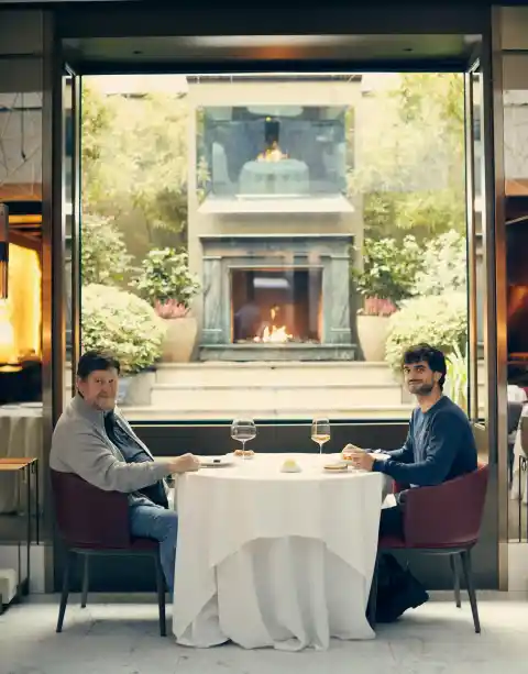 Imagen 1 de “No se me ocurre darle un azote a un filete antes de cocinarlo”: Un veterano de la gastronomía come con un cocinero de Instagram