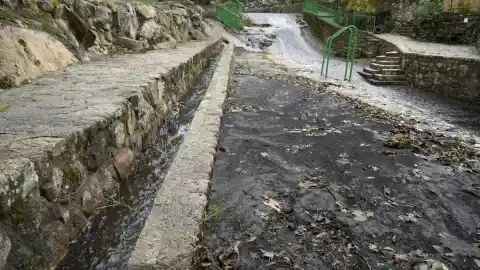Imagen 1 de Ríos teñidos de negro por las cenizas de los incendios de verano en Galicia y el Bierzo