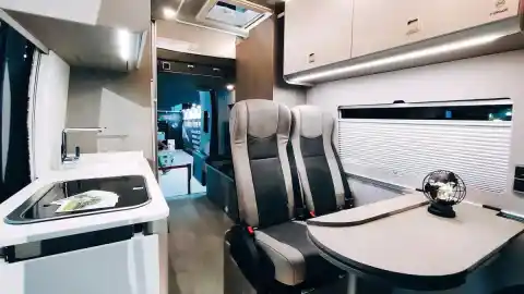 Imagen 1 de Una polivalente cámper pensada para cuatro personas: su baño aparece y desaparece como por arte de magia