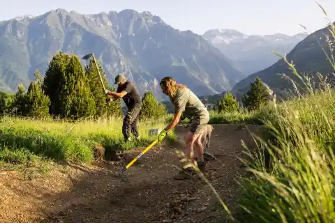 Imagen 1 de Restaurar y crear senderos de montaña, un trabajo que conecta pasado y futuro