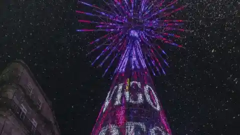 Imagen 1 de Ya es Navidad en Vigo y “en el planeta Tierra” tras luchar contra los elementos