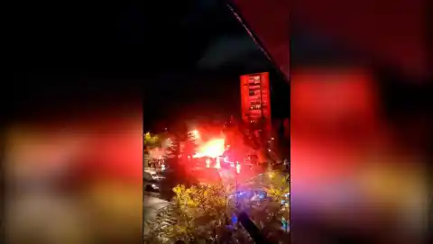 Imagen 1 de Al menos un detenido en una noche de disturbios en Vallecas entre ultras del Rayo y el Poznan polaco