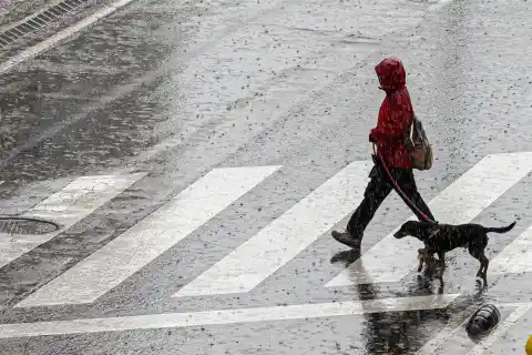 Imagen 1 de La Aemet activa aviso naranja por lluvias en Mallorca, Barcelona, Lleida, Tarragona, A Coruña, Pontevedra, el País Vasco, Asturias y Cantabria
