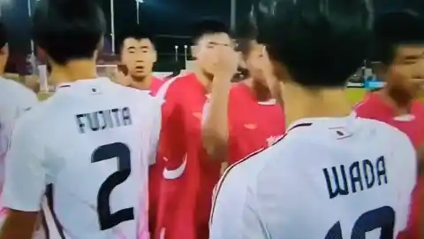 Imagen 1 de El polémico gesto de los jugadores de Corea del Norte en el Mundial sub-17: saludo a puñetazos a los de Japón