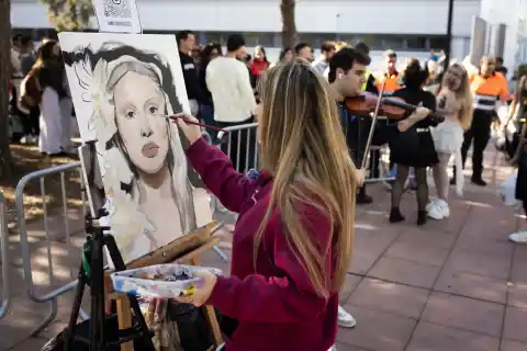 Imagen 1 de Una pintora, un violinista y centenares de fans en la cola para el concierto de Lady Gaga en Barcelona